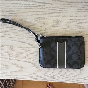 Coach wristlet looks like Gucci :)